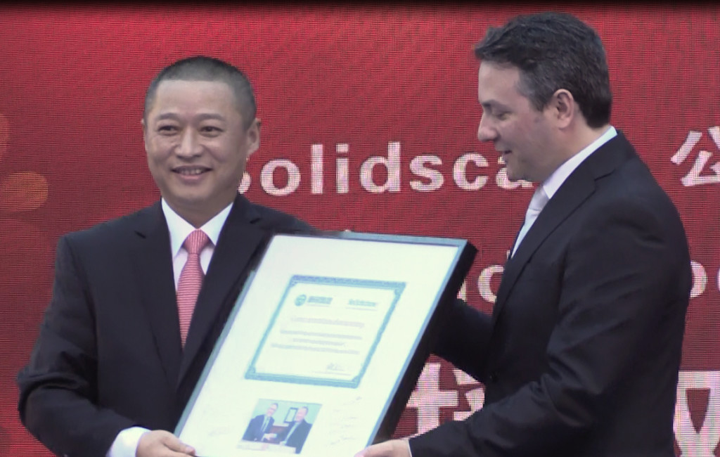 Solidscape President Fabio Esposito and Kangshuo Group President Bin Liu Presenting Plaque